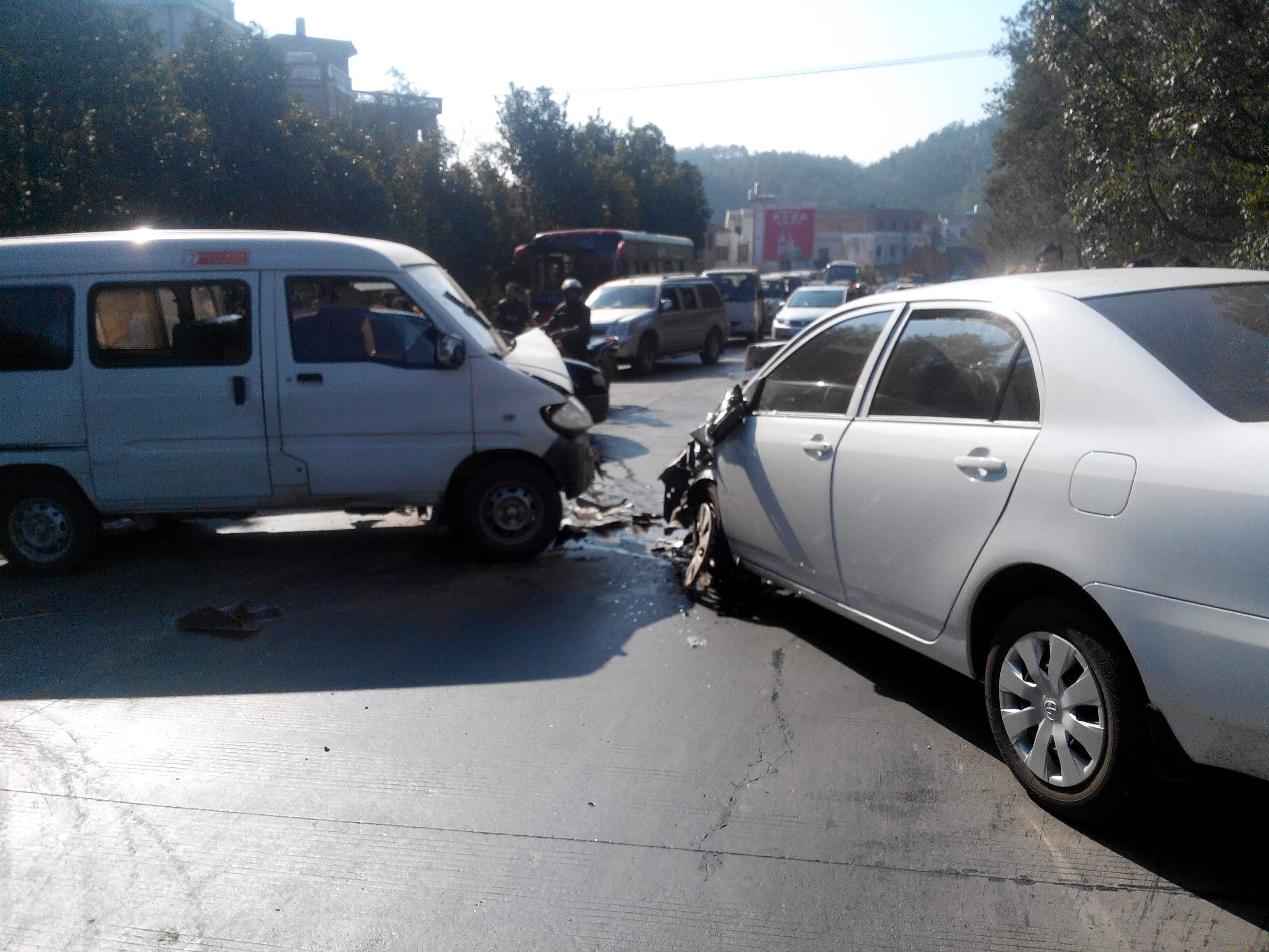 交通事故不销案车会一直扣吗(交通事故交警要扣车,可以不去吗)